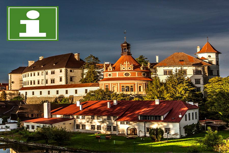 Jindřichův Hradec - Starý gotický palác – pohled na závěr kaple sv. Ducha; v pozadí Černá věž, foto: Archiv Vydavatelství MCU s.r.o.